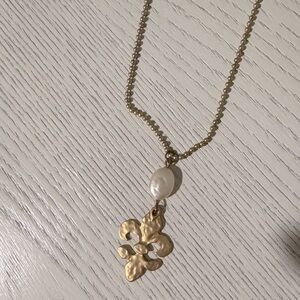 Elegant Gold and Pearl Pendant Necklace